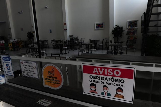CAXIAS DO SUL, RS, BRASIL, 21/10/2020. Park Festa e Folia, lugar para festa infantil apresenta o selo do turismo responsável. Esse selo do turismo é uma forma dos clientes saberem que o empreendimento cumpre com todos os protocolos definidos pela Anvisa e dar segurança aos turistas, de que o local é seguro nesta retomada das atividades. Cleane Coelho e Luiz Frnando Pez, proprietários. (Porthus Junior/Agência RBS)<!-- NICAID(14622815) --> CAXIAS DO SUL, RS, BRASIL, 21/10/2020. Park Festa e Folia, lugar para festa infantil apresenta o selo do turismo responsável. Esse selo do turismo é uma forma dos clientes saberem que o empreendimento cumpre com todos os protocolos definidos pela Anvisa e dar segurança aos turistas, de que o local é seguro nesta retomada das atividades. Cleane Coelho e Luiz Frnando Pez, proprietários. (Porthus Junior/Agência RBS)<!-- NICAID(14622815) -->
