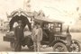  Caxias Antigo. Memória 112. Na foto, década de 1920, Vigilio Natale Curtolo (D) com seu carro fúnebre. Funerária Curtolo,<!-- NICAID(8657304) -->