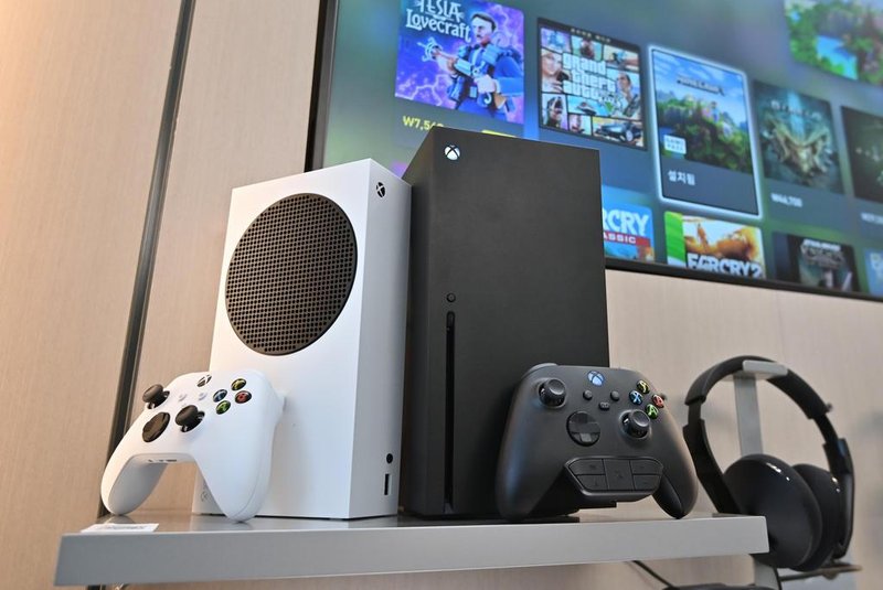Microsofts Xbox Series X (black) and series S (white) gaming consoles are displayed at a flagship store of SK Telecom in Seoul on November 10, 2020. (Photo by Jung Yeon-je / AFP)<!-- NICAID(14639078) -->