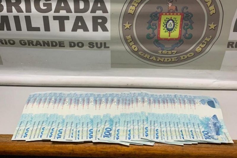  Na madrugada desta quarta-feira (11), a Brigada Militar prendeu um homem com dinheiro falso no bairro São José, em Farroupilha.<!-- NICAID(14640308) -->