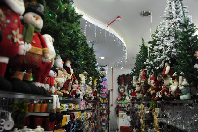 CAXIAS DO SUL, RS, BRASIL, 09/11/2020 - Expectativa dos lojistas para o natal e black friday são boas, tanto para comerciantes do centro, como no shopping. NA FOTO: Espaço Bazar funciona há oito anos no Centro de Caxias e sente a redução na procura por decoração e presentes de Natal, em função da pamdemia. Ainda assim, estoque está igual do ano passado pois foi comprado antes da pandemia. (Marcelo Casagrande/Agência RBS)<!-- NICAID(14638744) --> CAXIAS DO SUL, RS, BRASIL, 09/11/2020 - Expectativa dos lojistas para o natal e black friday são boas, tanto para comerciantes do centro, como no shopping. NA FOTO: Espaço Bazar funciona há oito anos no Centro de Caxias e sente a redução na procura por decoração e presentes de Natal, em função da pamdemia. Ainda assim, estoque está igual do ano passado pois foi comprado antes da pandemia. (Marcelo Casagrande/Agência RBS)<!-- NICAID(14638744) -->