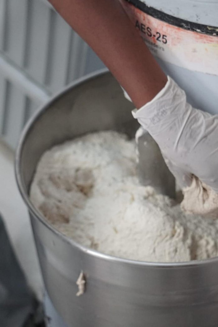 Para complementar o valor, quinzenalmente são produzidos pães para venda unitária, aos não sócios, ao custo de R$ 12 se coletado na sede