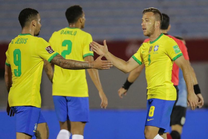  Brazils Arthur (R) celebrates with teammate Gabriel Jesus after scoring against Uruguay during their closed-door 2022 FIFA World Cup South American qualifier football match at the Centenario Stadium in Montevideo on November 17, 2020. (Photo by Raul MARTINEZ / POOL / AFP)Editoria: SPOLocal: MontevideoIndexador: RAUL MARTINEZSecao: soccerFonte: POOLFotógrafo: STR<!-- NICAID(14646206) -->