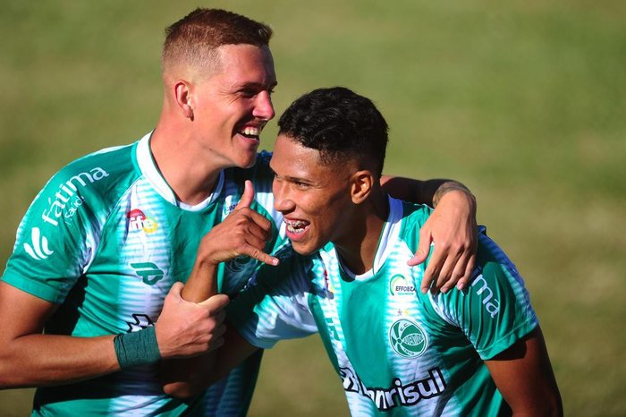 Marcos Vinícios (D) marcou quatro gols na vitória alviverde