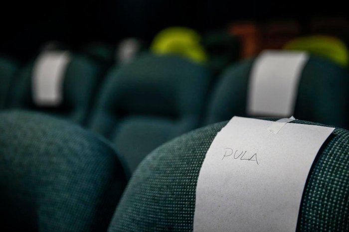 Poltronas têm sinalizações para manter o distanciamento interpessoal mínimo