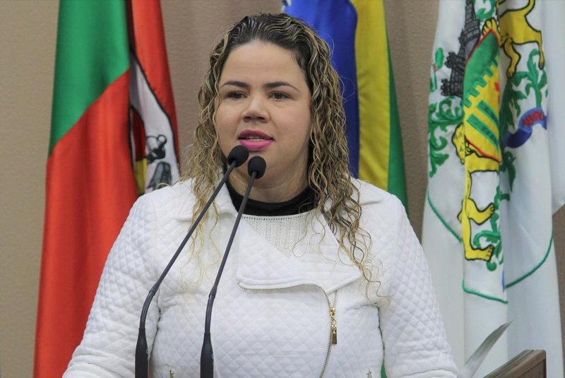 Ex-vereadora Daiane Mello (MDB) ocupa tribuna da Câmara de Vereadores para comemorar decisão judicial que obriga planos de saúde a devolver valores a gestantes<!-- NICAID(13606513) -->