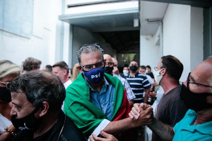 Jairo Jorge chegando ao comitê eleitoral