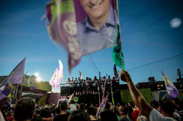 Com bandeiras, eleitores e militantes acompanharam a festa da vitória