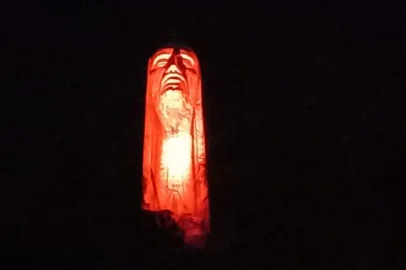 Monumento em Caxias está laranja para promover campanha pelo fim da violência contra a mulher<!-- NICAID(14661441) -->