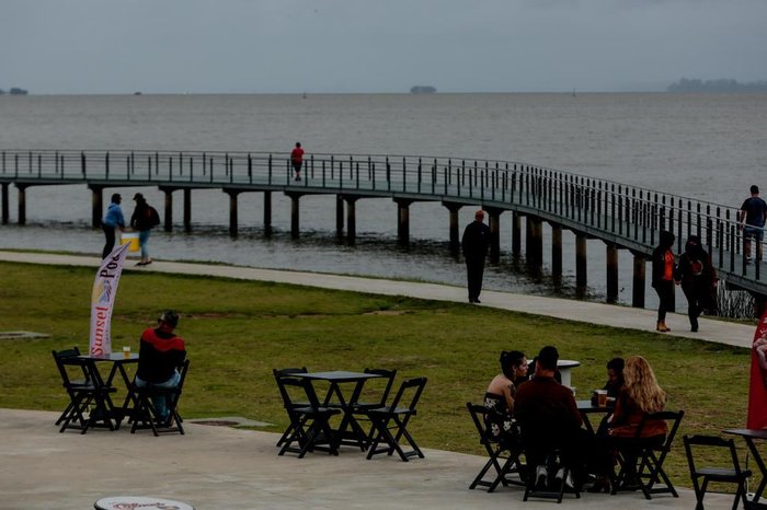 Na Orla, a maioria dos frequentadores era jovens que se reuniam em grupos