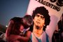  A father and her daughter, fans of Argentinian football legend Diego Maradona, mourn as they gather by the Obelisk to pay homage on the day of his death in Buenos Aires, on November 25, 2020. - The body of Argentine football legend Diego Maradona, who died earlier today, will lie in state at the presidential palace in Buenos Aires during three days of national mourning, the presidency announced. (Photo by RONALDO SCHEMIDT / AFP)Editoria: SPOLocal: Buenos AiresIndexador: RONALDO SCHEMIDTSecao: soccerFonte: AFPFotógrafo: STF<!-- NICAID(14652857) -->