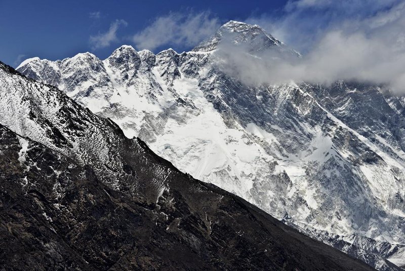 (ARQUIVO) Nesta fotografia tirada em 20 de abril de 2015, o Monte Everest (Fundo) eo maciço de Nupse-Lohtse (primeiro plano) são vistos da vila de Tembuche, na região de Kumbh, no nordeste do Nepal.Um alpinista americano morreu no dia 21 de maio de 2017, no caminho para a cúpula do Monte Everest, disseram os organizadores da expedição, a última morte que matou a temporada de escalada em andamento. O montanhista de 50 anos morreu perto da Varanda, uma pequena plataforma acima da marca de 8.000 metros considerada a zona de morte da montanha. / AFP PHOTO / ROBERTO SCHMIDT<!-- NICAID(12925902) -->