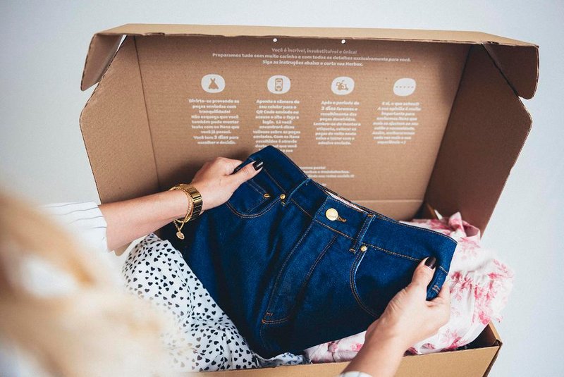 Inédito na Serra Gaúcha, fashion box levará roupas para as casas das mulheres caxienses. Empresa HERBOX aposta na comodidade, assertividade e economia de tempo com o envio de caixas de roupas e acessórios selecionados a partir do perfil de cada cliente. Kits são acompanhados de dicas de moda e bolsa para doação de peças<!-- NICAID(14666664) -->