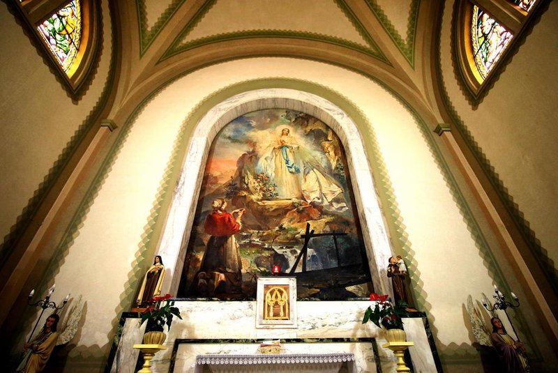  A primeira obra a ser recuperada será A Aparição da Virgem (Óleo s/ tela, 1960), do renomado artista Aldo Locatelli (1915-1962), que está no altar da igreja.<!-- NICAID(14666477) -->