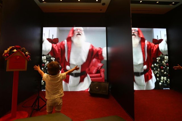  PORTO ALEGRE, RS, BRASIL - Papai Noel online. Papai Noel interage com crianças por meios digitais no Barrashoping. Na imagem, Théo, 2 anos e meio.Indexador: Jefferson Botega<!-- NICAID(14649968) -->