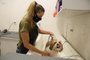  CAXIAS DO SUL, RS, BRASIL (23/12/2020)case da matéria do auxílio emergencial. Carla, ela faz freela em clínicas veterinárias da cidade fazendo tosa e dando banho em animais. (Antonio Valiente/Agência RBS)<!-- NICAID(14675780) -->