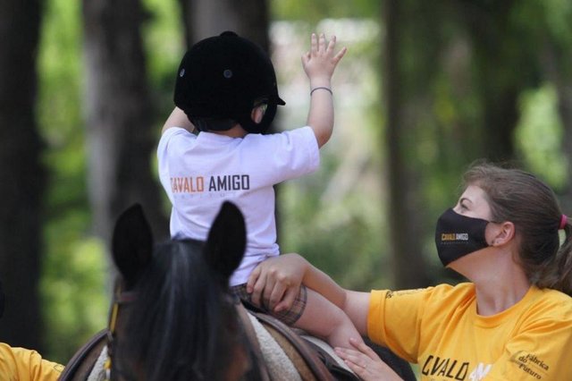  Crianças praticam equoterapia no Instituto Cavalo Amigo<!-- NICAID(14678614) -->