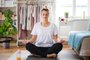 Young woman doing yoga exercise indoors at home, meditating.PORTO ALEGRE, RS, BRASIL,30/03/2020, Meditação, epiritualidade, zen. Foto: Halfpoint / stock.adobe.comFonte: 303989517<!-- NICAID(14464869) -->