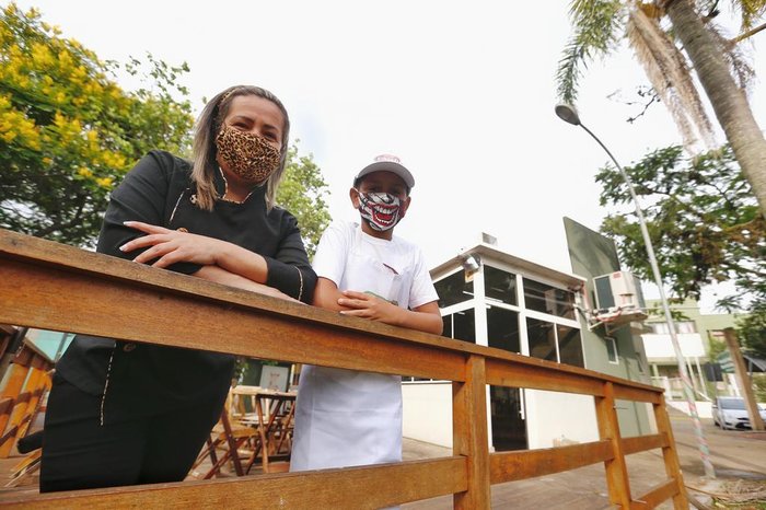 Confeiteira Valéria ensinou João Vitor a cozinhar