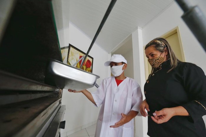 João Vitor aprendeu a assar o pão-de-ló e a montar camadas de bolos