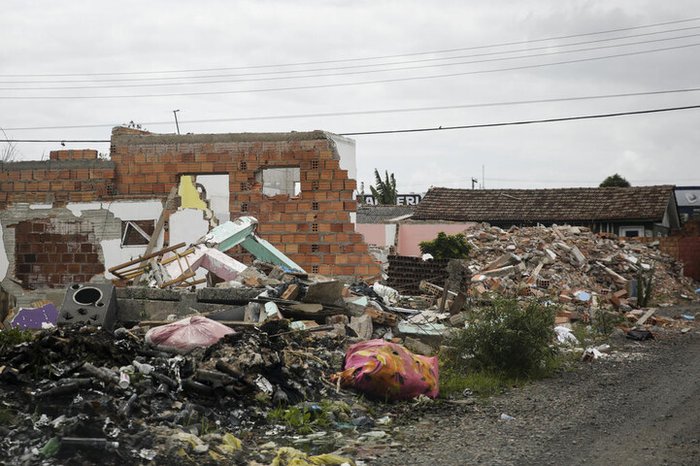Quando uma família é transferida, casa em que ela morava é destruída