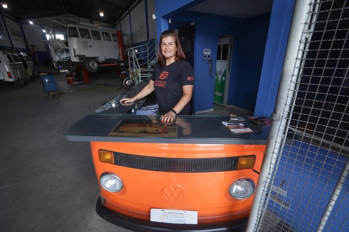 Edilene na Kombi transformada em balcão: veículo é sensação tanto para colecionadores quanto para uso pesado