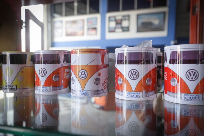Souvenirs da Kombi também estão em exibição na oficina no bairro Sarandi