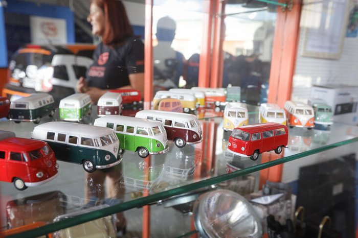 Souvenirs da Kombi também estão em exibição na oficina no bairro Sarandi
