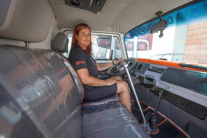 Edilene no volante de