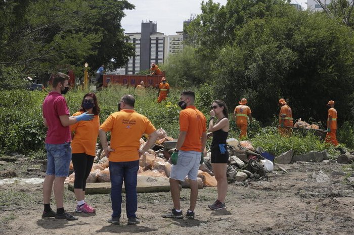 Voluntários receberam luvas e sacos de lixo para fazer a limpeza com segurança