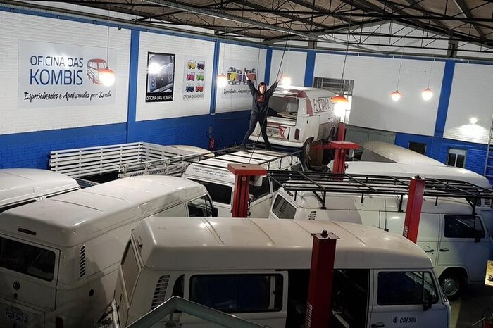 Edilene guarda uma foto da oficina com lotação máxima, quando consertou 17 ao mesmo tempo