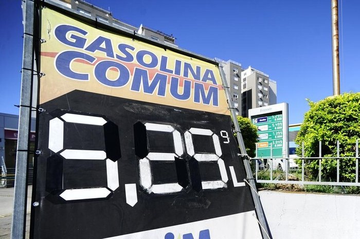 Postos com valores acima de R$ 5 pelo litro da gasolina comum em Porto Alegre