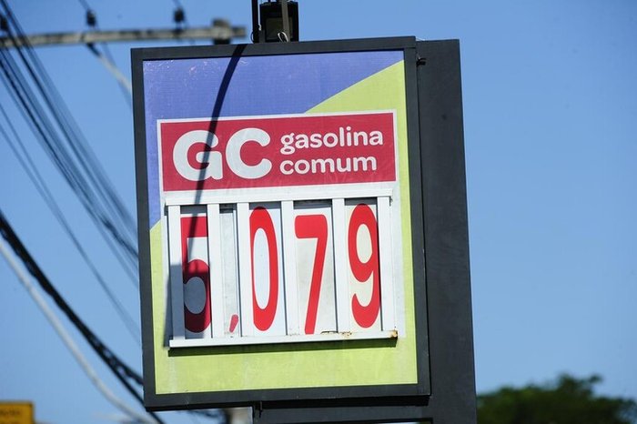 Postos com valores acima de R$ 5 pelo litro da gasolina comum em Porto Alegre