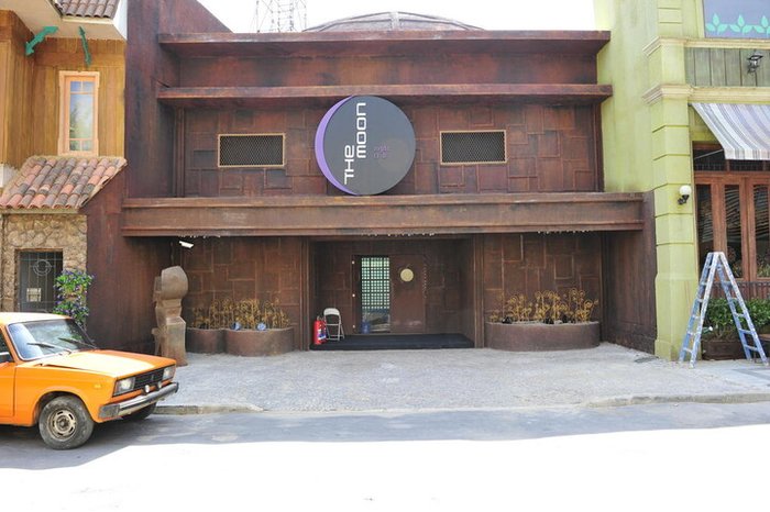O nightclub The Moon foi livremente inspirado na casa noturna Pink Elephant, do bairro Mont'Serrat, na Capital