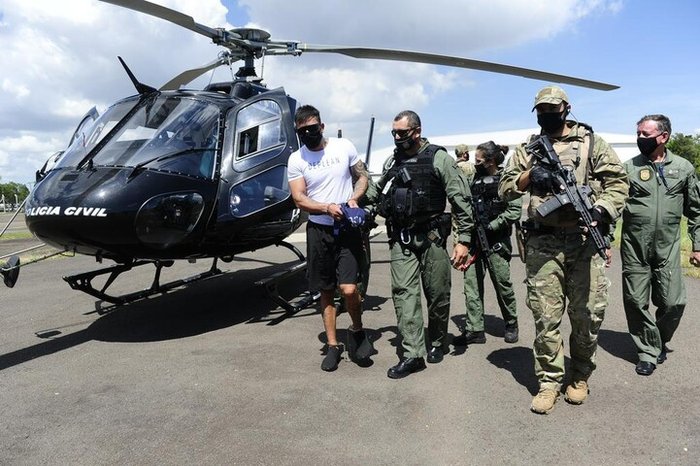 Em Porto Alegre sendo conduzido pela polícia para Pasc