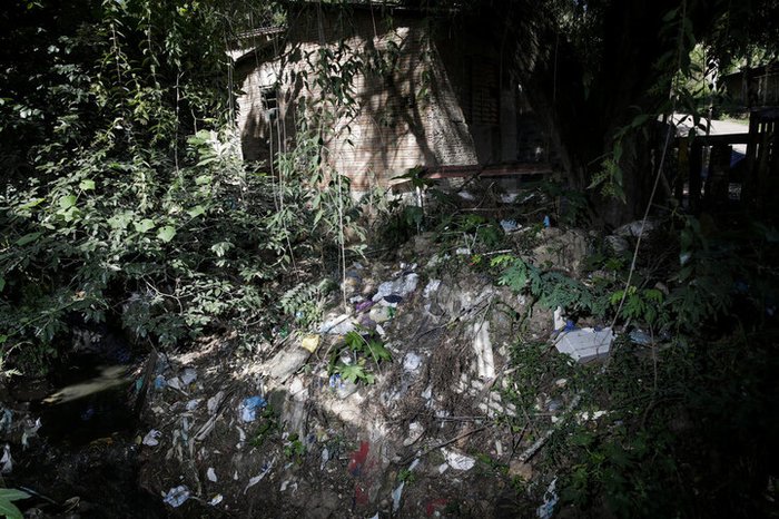 Lixo é um problema constante nos arroios em área de risco