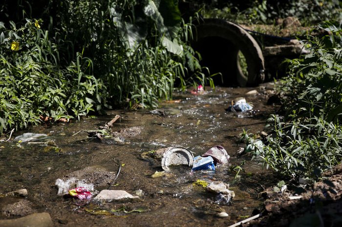 Lixo é um problema constante nos arroios em área de risco