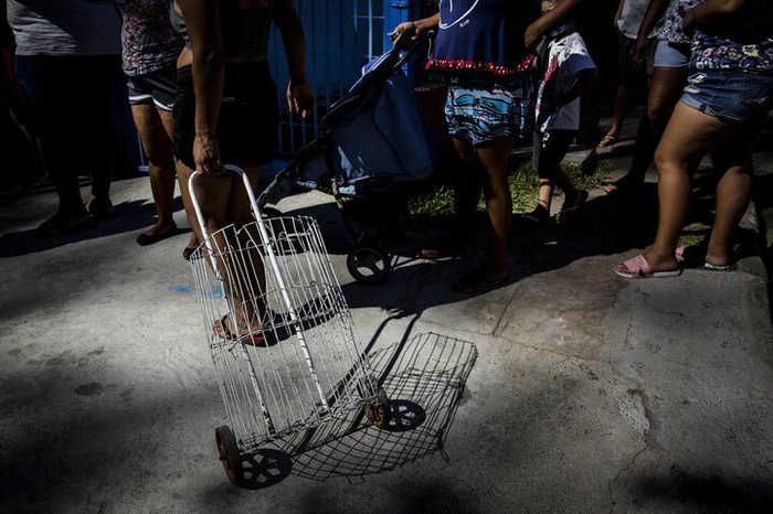 Famílias vão preparadas para a buscar a cesta básica