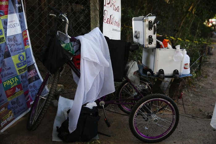 Equipamentos para os cortes são levados em um triciclo