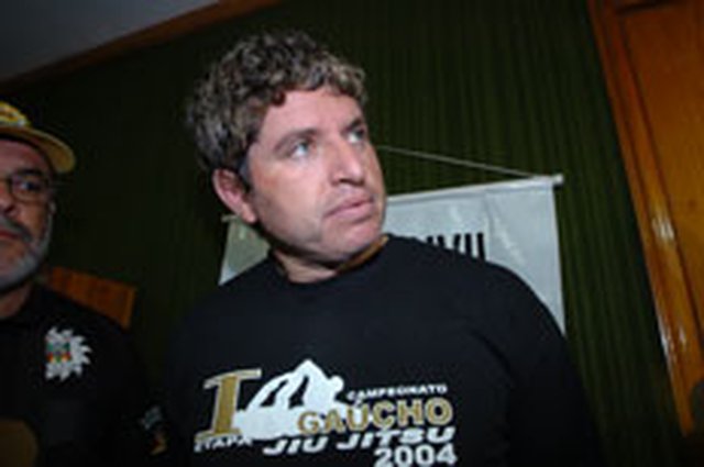 zol - zpapagaio ao ser preso, em 2006 - papagaio - fuga - 21102007 zol - zpapagaio ao ser preso, em 2006 - papagaio - fuga - 21102007