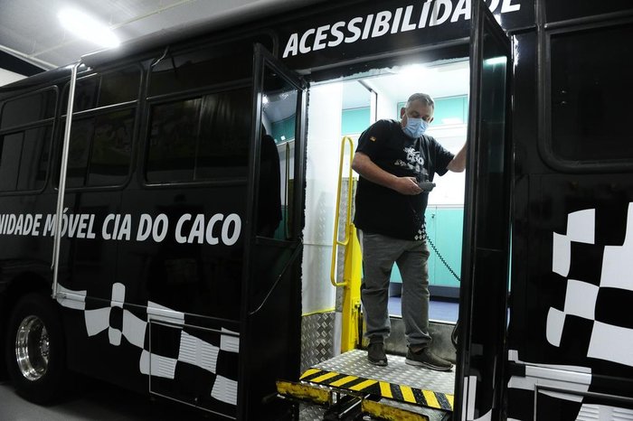 O ônibus também conta com elevador para acesso de cadeirantes