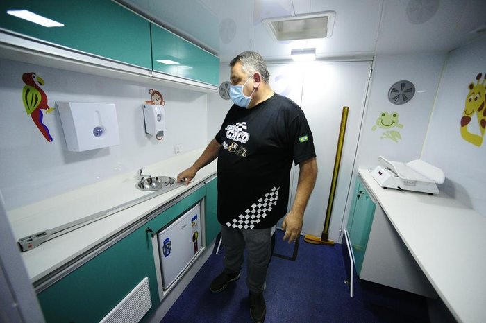Em quatro meses, reformou um ônibus para atendimento médico gratuito