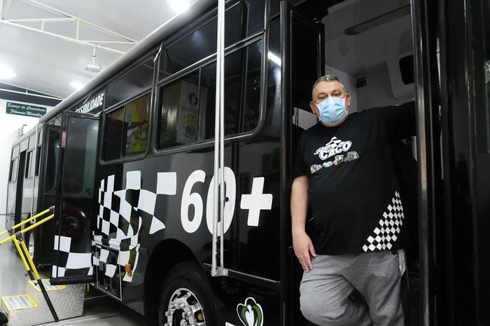 O empresário, que produz miniaturas customizadas de carros, faz parte de vários trabalhos voluntários