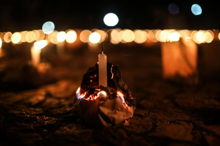 Velas estavam dentro de sacos de papel