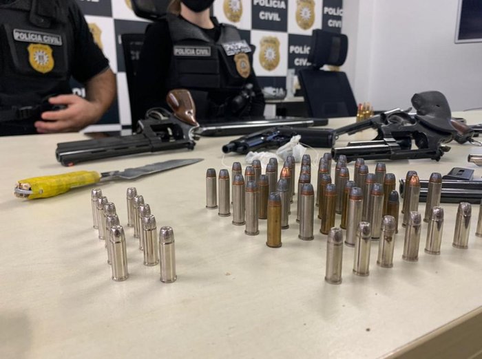 Faca, munições e armas apreendidas na operação
