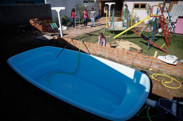 Depois de posicionada, a piscina começou a receber os primeiros litros de água