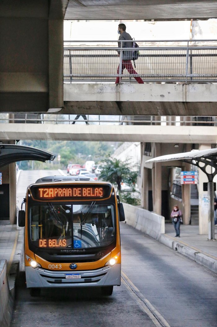 Movimento no viaduto da Terceira Perimetral com a Protásio Alves
