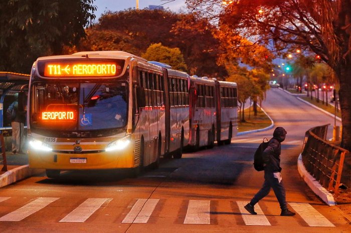 Ponto de ônibus na Terceira Perimetral com a Avenida Ipiranga