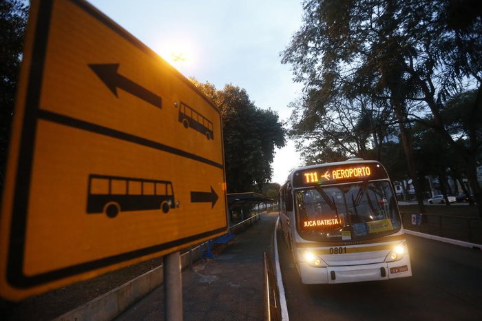 Pouco movimento na manhã desta terça no ponto de ônibus na Terceira Perimetral com a Avenida Ipiranga