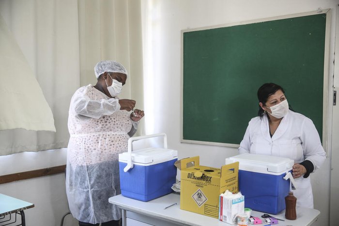 Vacinação de adolescentes do grupo prioritário ocorre na Escola Municipal de Ensino Fundamental Irmão Weibert